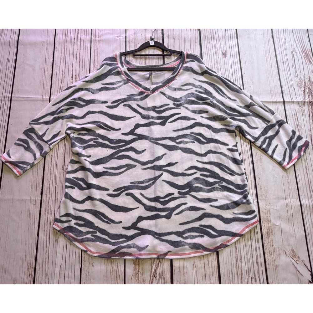 Honeyme Curvy Women Gray White Tiger Stripe V-Neck Top Pink Stitching 3XL